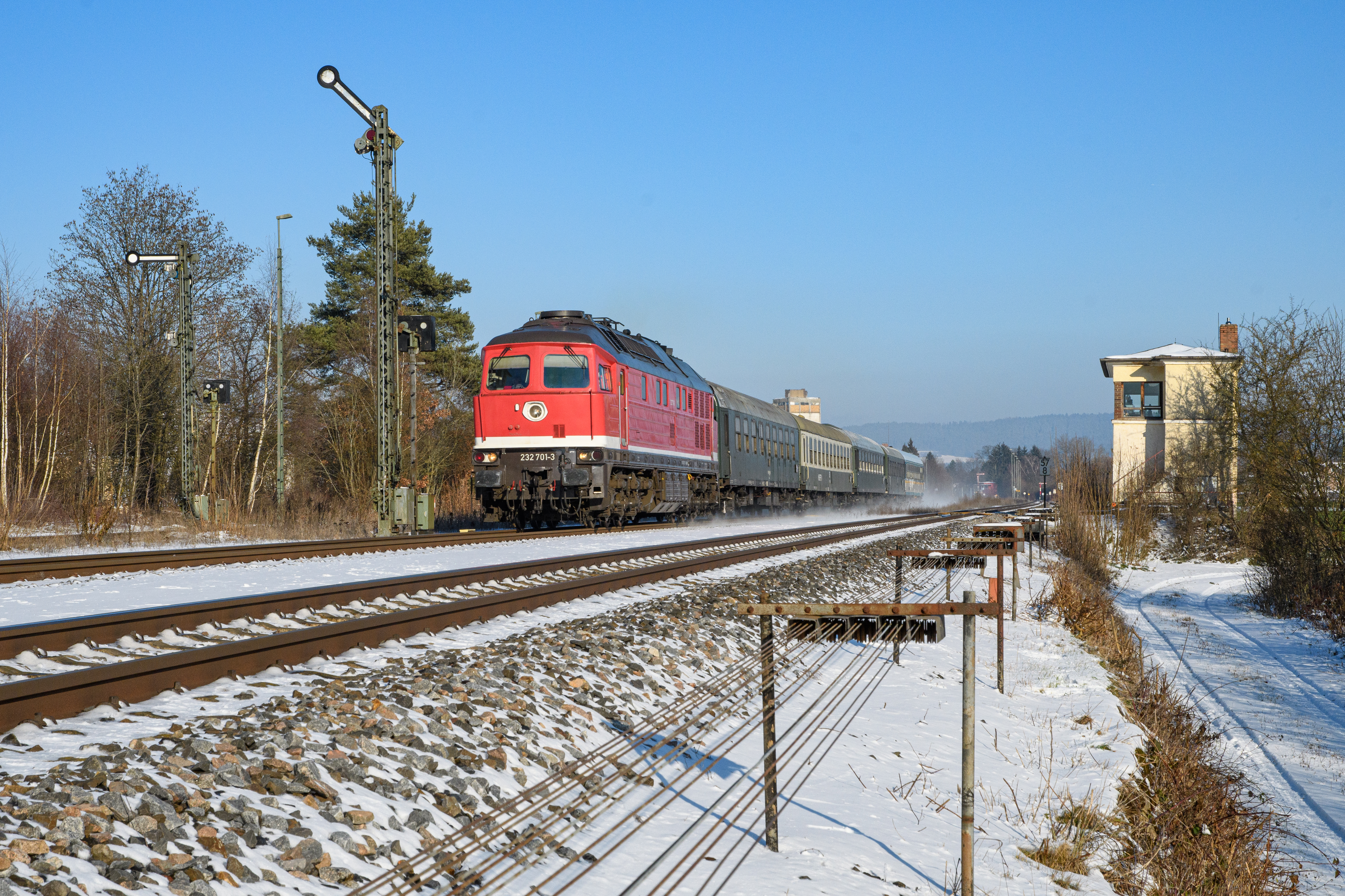 Sonderzug fährt durch Schnee